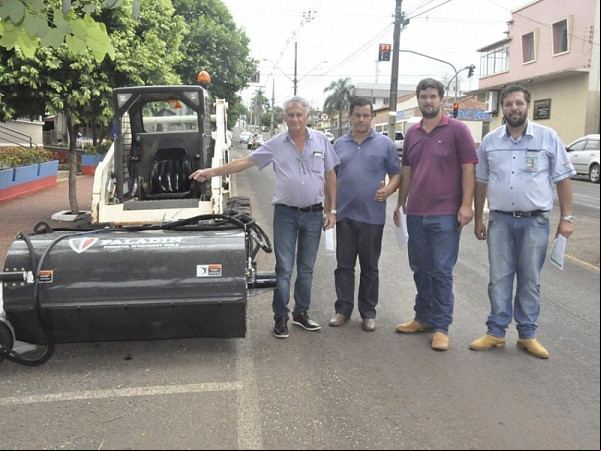 Prefeito Aleocídio Balzanelo, Diretor de Obras o Sr.Aldair José Santana, Diretor da Agricultura e Meio Ambiênte o Sr.Bruno Brocoli e o Representante da Sarandi Tratores.. Foto: Ricardo Ferreira